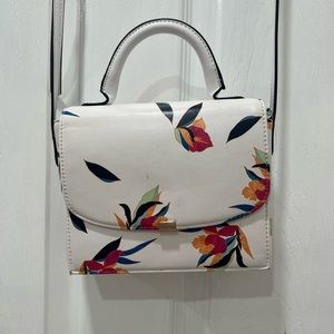 Summery cross body purse. Lightly used. Good condition